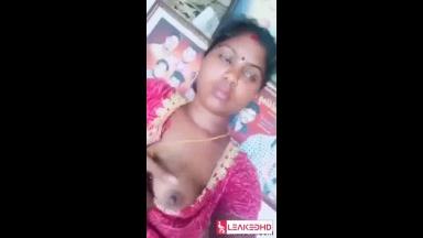 Desi Bhabhi Shows Her Milky Boob