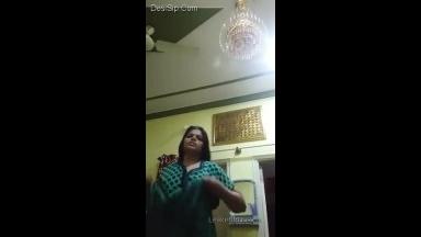 Desi aunty showing off sexy figure