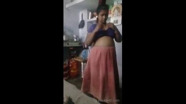 Sexy Mallu Aunty changing cloths