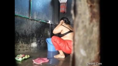 Exclusive- Indian Bhabhi Bathing Capture By Hidden cam