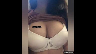 Exclusive- Super hot look Desi Girl Showing Her Boobs