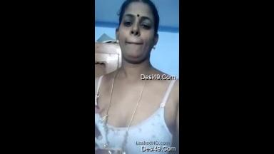 Desi MAllu Bhabhi Showing Her Boobs