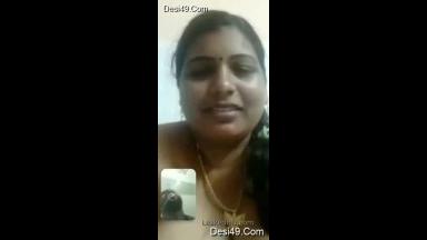 Sexy Mallu Bhabhi Showing Her Boobs