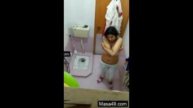 Hot look Desi Girl Bathing Capture By Hidden Cam