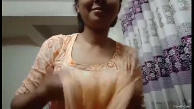 Hot Look Desi Bhabhi Undressing Her Cloths