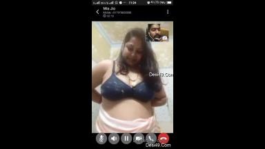 exy Cheating Bhabhi Showing her Big Boob to Lover On Video Call