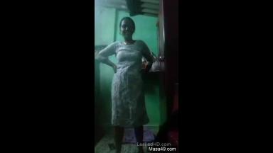 Horny Bhabhi Strip Her Cloths and Showing boobs and Pussy