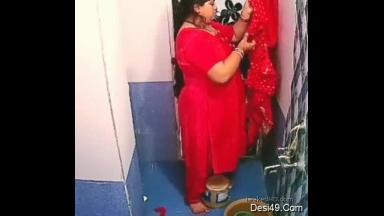 Desi Bhabhi Bathing