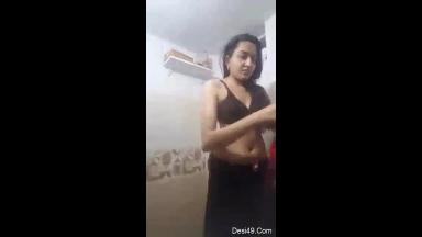 Today Exclusive -Cute Paki Girl Record her Nude Video For Lover