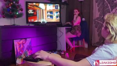 Lucky gamer gets a blowjob while playing his favorite game