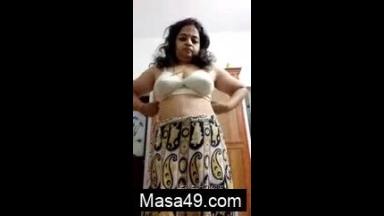 Horny Mallu Bhabhi Showing her Boobs and pussy part 1