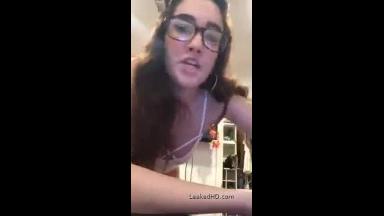 Frida showing her sexy outfits on periscope