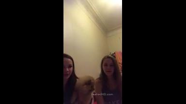 girls making out on periscope