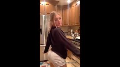 hot blonde jiggling her ass in the kitchen