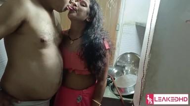 BIG BOOBS FUCKED INDIAN BHABHI WEARING SAREE IN THE KITCHEN