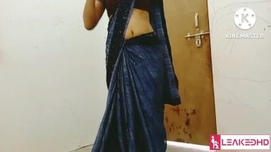 INDIAN BHABHI IN SAREE REMOVE CLOTHES AND PUSSY FINGERING