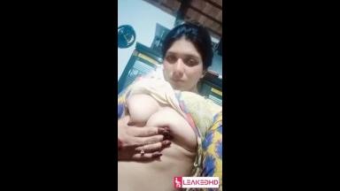 Paki Girl Shows Her Boobs and Pussy