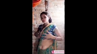 Desi Vlg Wife Shows Her Boobs and pussy