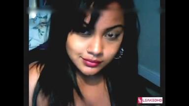 Desi slut showing boobs on webcam to customers of website