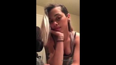 pretty teen showing tits on periscope