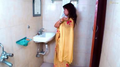 Indian Porn Young Boy Seduce Aunty While Bathing