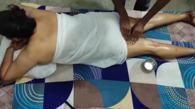 Bhabhi Ka Body massage Ke Sath Sath Chudai Vhi Kardi Massage Man ne Watch It