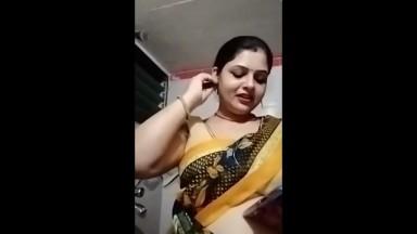 Desi Babe Flaunts Her Body In This Hot Video Watch Now