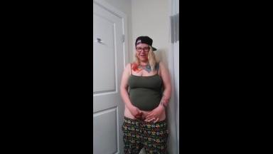 Nerdy bbw rubs her clit  