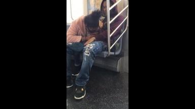 Se lo Chupa a su novio en el metro