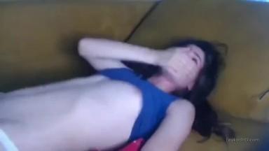 Adolescente aguantando un fuerte orgasmo por webcam