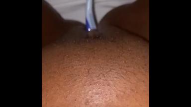 Ebony girl use razor handle to masturbate 