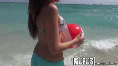 Mofos - Beach babe flashes her booty