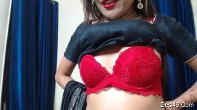 Today Exclusive  Sexy Desi Girl Showing Her Boobs