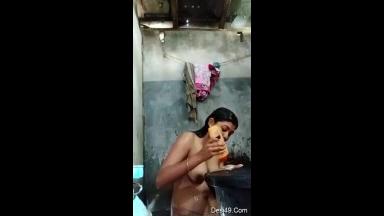 Today Exclusive amp8211 Sexy Desi Bhabhi Record Her Bathing Video For Lover