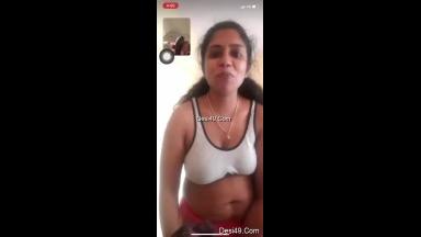 Today Exclusive-  Lankan Bhabhi Showing her Boobs on Video Call