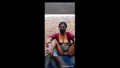 Today Exclusive- Desi Bhabhi Showing her Boobs