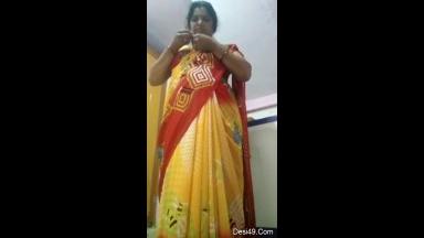 Today Exclusive-Sexy Bhabhi Strip her Saree and Showing Boobs