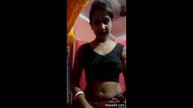 Today Exclusive -Desi Bhabhi Shows her Boobs