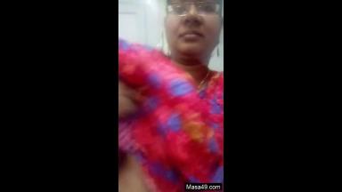 Today Exclusive- Mallu Bhabhi Shows Her Boobs