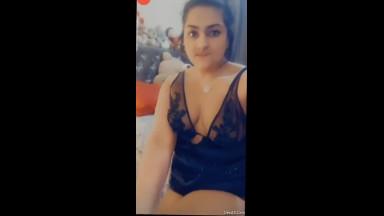 Today Exclusive- Hot Desi girl Shows Her Boobs Part 1