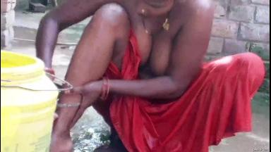 Today Exclusive-Desi Bhabhi OutDoor Bathing