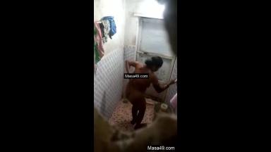 Today Exclusive- Desi Bhabhi Bathing Record In hidden Cam