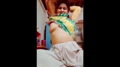 Today Exclusive- Sexy Bangla Girl Shows her Boobs