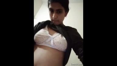 Today Exclusive- Paki Girl Shows Her Boobs