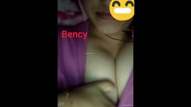 Today Exclusive- Desi Bhabhi Shows Her Boobs