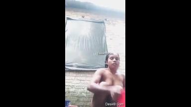 Today Exclusive- Desi Village Girl Shows her nude Body and Bathing part 1