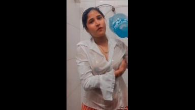 Today Exclusive-Sexy Desi girl Bathing Boobs Visible