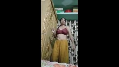 Today Exclusive- Sexy Bhabhi Strip her Cloths and Shows Her Nude Body