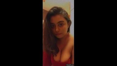 Today Exclusive- Sexy Desi girl Shows her Boobs