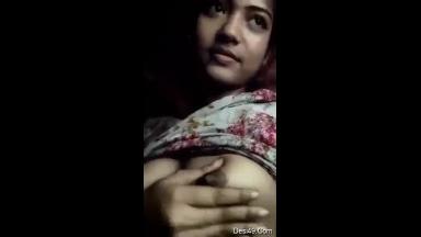 Today Exclusive-Desi Girl Shows her Boobs